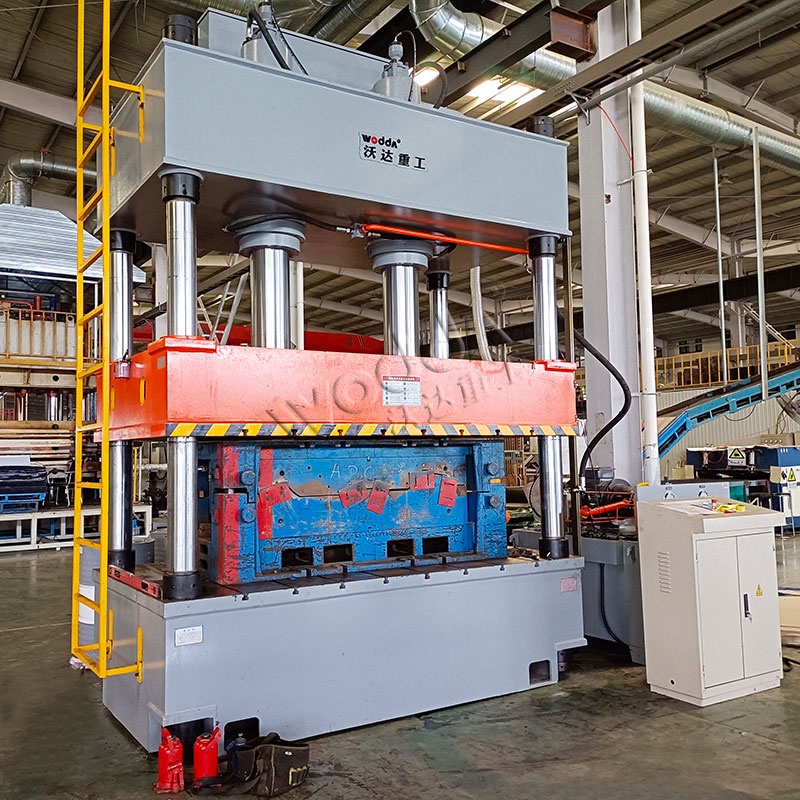 315噸汽車(chē)內(nèi)飾成型液壓機(jī) 315噸汽車(chē)內(nèi)飾成型液壓機(jī)