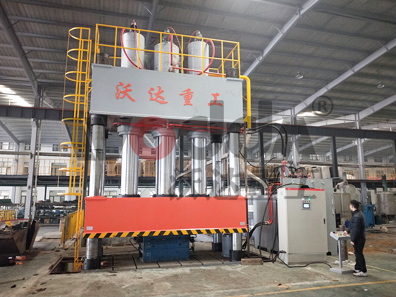 2000噸液壓機(jī) 2000噸液壓機(jī)