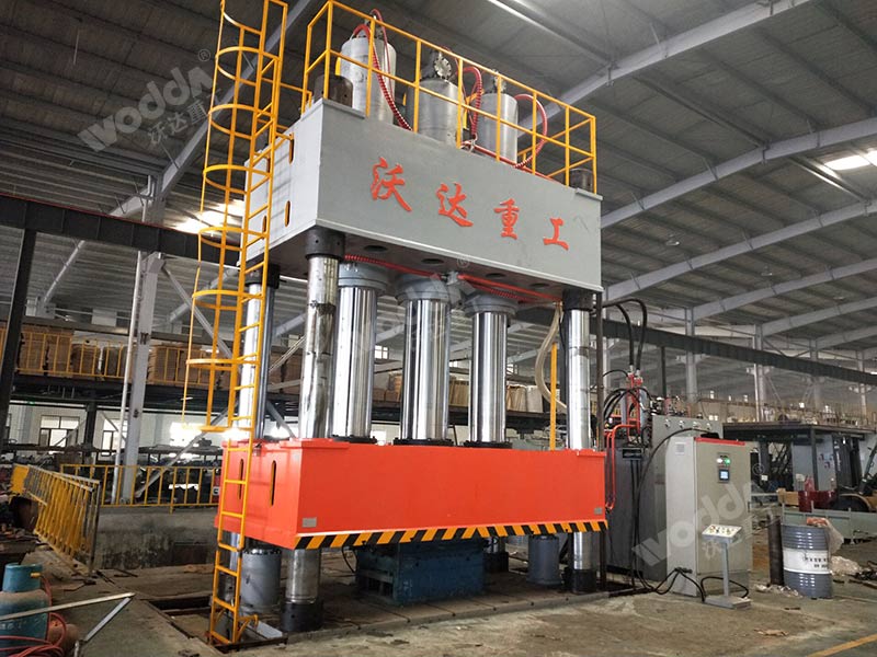 2000噸SMC汽車配件模壓液壓機(jī) 2000噸SMC汽車配件模壓液壓機(jī)