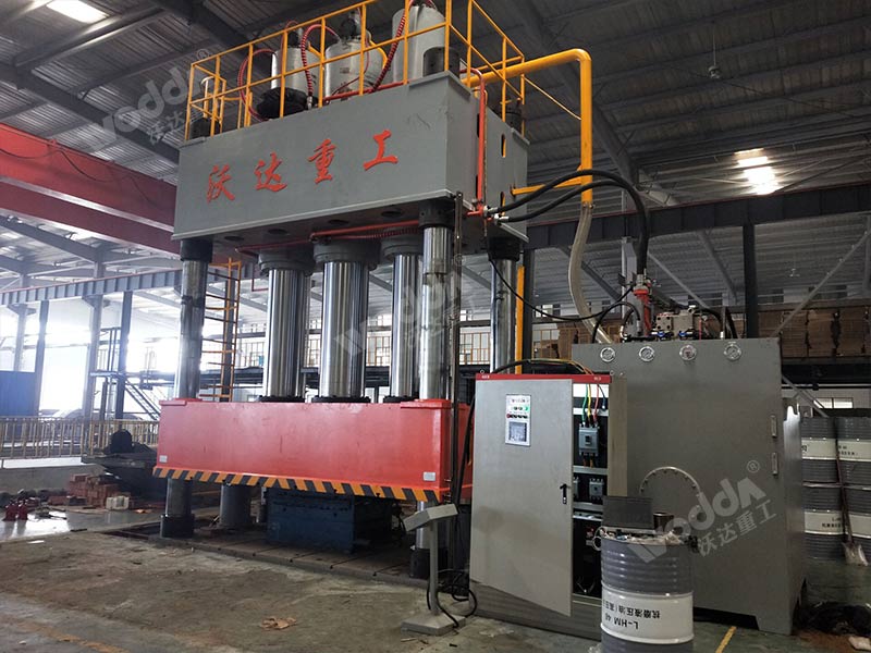 2000噸SMC汽車導(dǎo)流罩成型液壓機(jī) 2000噸SMC汽車導(dǎo)流罩成型液壓機(jī)