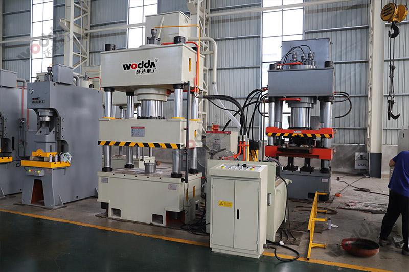 400噸不銹鋼水箱板液壓機(jī) 400噸不銹鋼水箱板液壓機(jī)