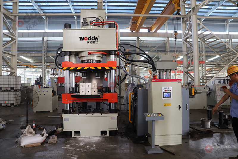 500噸鹽磚壓塊機(jī) 500噸鹽磚壓塊機(jī)