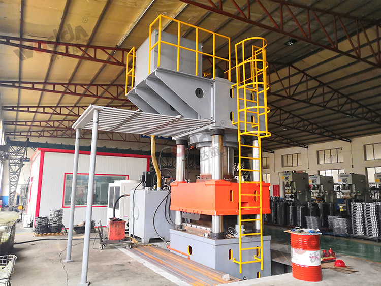 2000噸汽車離合器外殼拉伸液壓機(jī) 2000噸汽車離合器外殼拉伸液壓機(jī)