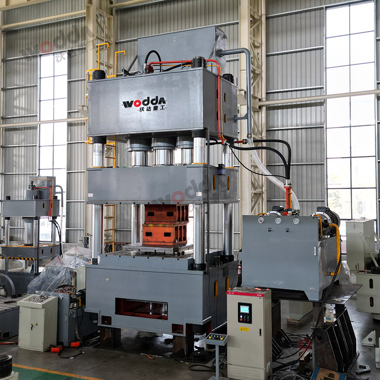 1500噸四柱拉伸液壓機車間實物 1500噸四柱拉伸液壓機車間實物