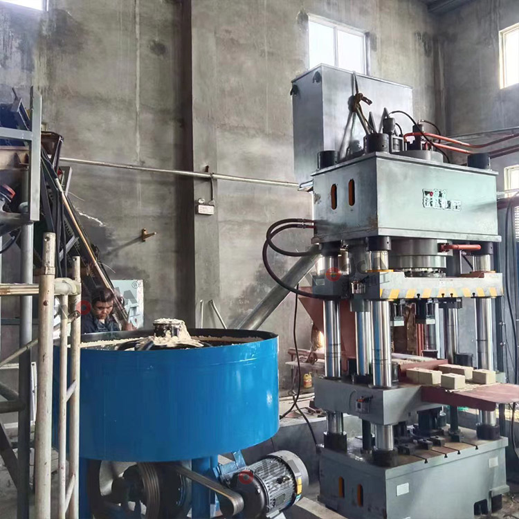 客戶630噸四柱液壓機(jī)加工鹽磚現(xiàn)場(chǎng) 客戶630噸四柱液壓機(jī)加工鹽磚現(xiàn)場(chǎng)