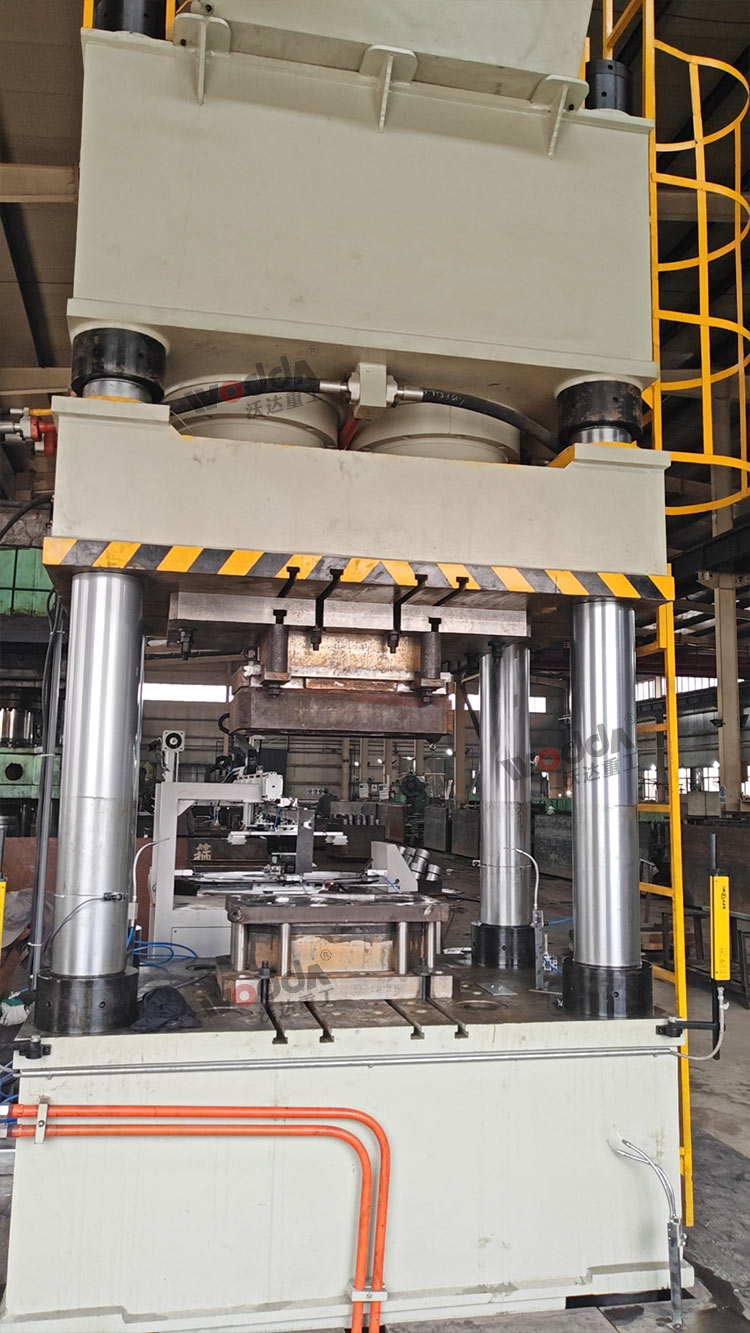 630噸四柱液壓機(jī)沖壓金屬板材現(xiàn)場 630噸四柱液壓機(jī)沖壓金屬板材現(xiàn)場