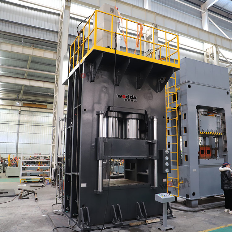 2500噸框架式液壓機車間試機 2500噸框架式液壓機車間試機