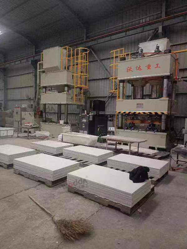 兩臺630噸三梁四柱液壓機(jī) 兩臺630噸三梁四柱液壓機(jī)