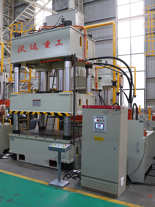 630噸四柱液壓機(jī)車間實物.jpg 630噸四柱液壓機(jī)車間實物.jpg