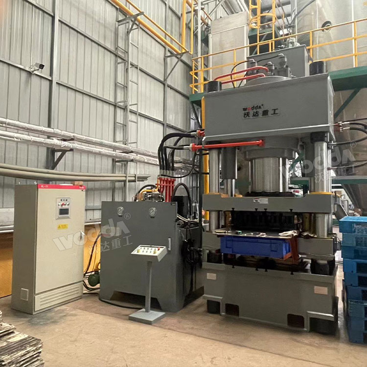 630噸全自動粉末壓塊機(jī) 630噸全自動粉末壓塊機(jī)