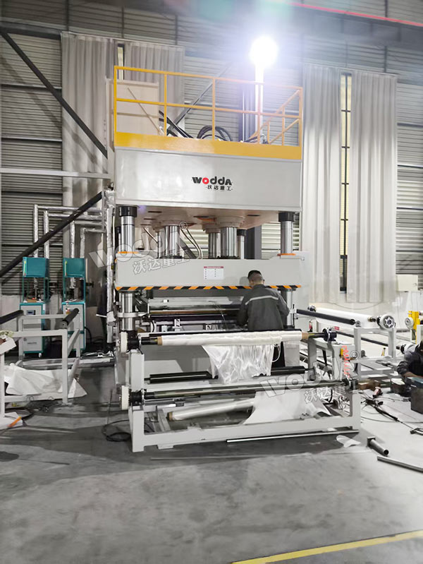 630噸PE防彈無緯布模壓液壓機現(xiàn)場 630噸PE防彈無緯布模壓液壓機現(xiàn)場