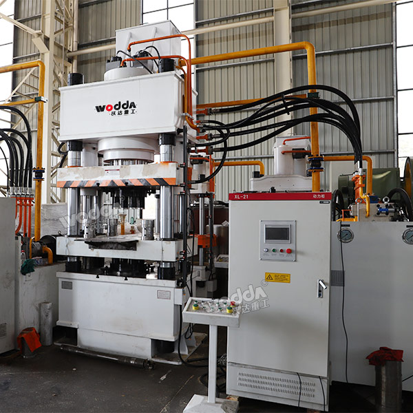 500噸四柱液壓機(jī)壓制木屑車間試機(jī).jpg 500噸四柱液壓機(jī)壓制木屑車間試機(jī).jpg