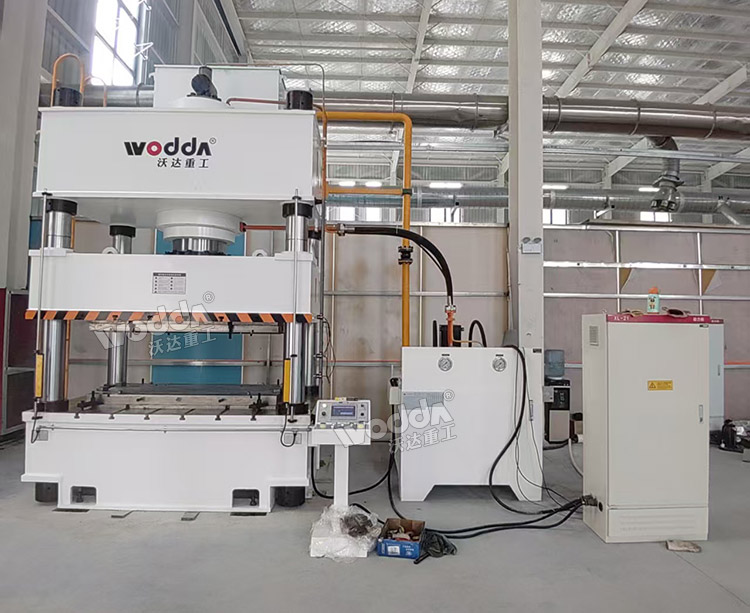 630噸波紋板成型液壓機現(xiàn)場 630噸波紋板成型液壓機現(xiàn)場