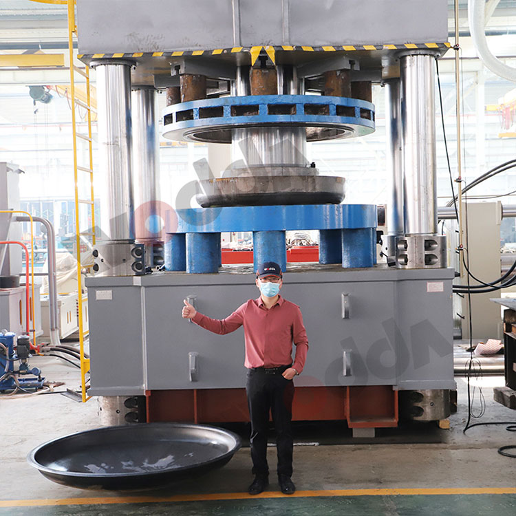 客戶來廠考察試機(jī)封頭液壓機(jī) 客戶來廠考察試機(jī)封頭液壓機(jī)