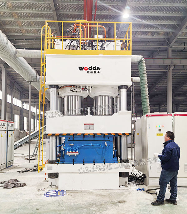 1600噸塑料托盤液壓機(jī)現(xiàn)場