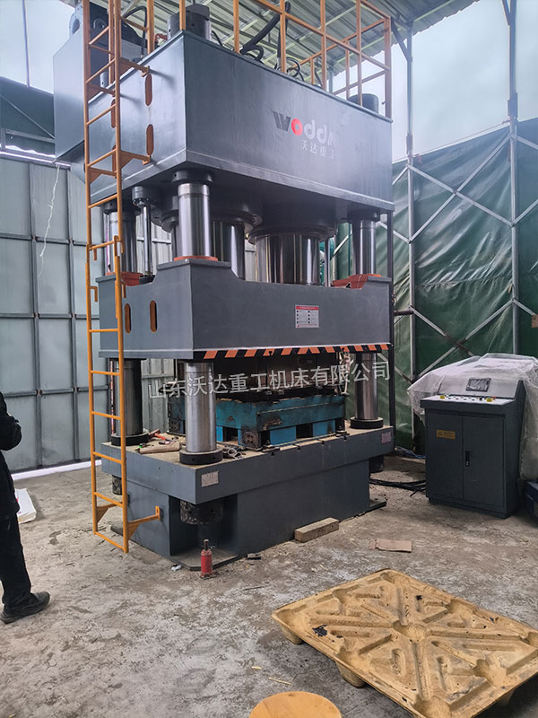 1600噸木屑托盤液壓機現(xiàn)場 1600噸木屑托盤液壓機現(xiàn)場